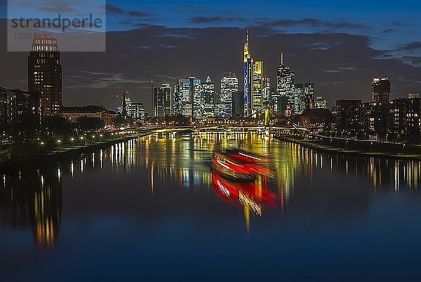 Lichtspur vom Boot vor Skyline  blaue Stunde  Osthafen  Frankfurt am Main  Hessen  Deutschland  Europa