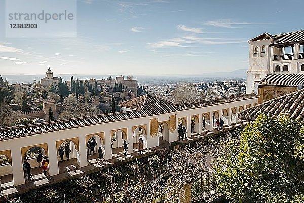 Blick auf den Sommerpalast Generalife  Palacio de Generalife  auf Alhambra bei Granada  Andalusien  Spanien  Europa