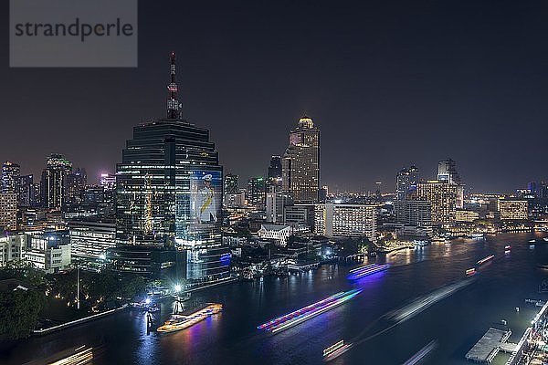 Stadtansicht von Bangkok bei Nacht  Blick auf Skyline und Fluss  Lebua State Tower  Bangkok  Thailand  Asien