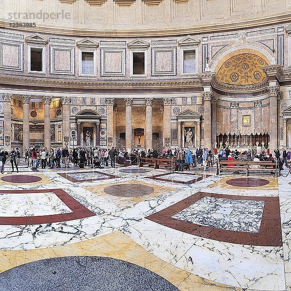 Kuppelraum im Pantheon  Rom  Latium  Italien  Europa