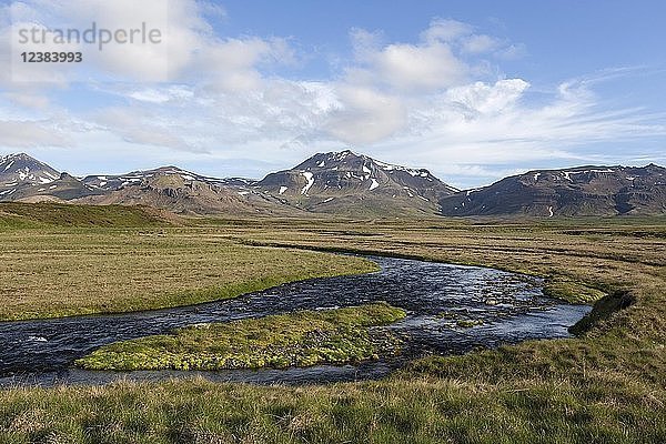 Flusslandschaft vor Bergen  Snæfellsnes-Halbinsel  Island  Europa