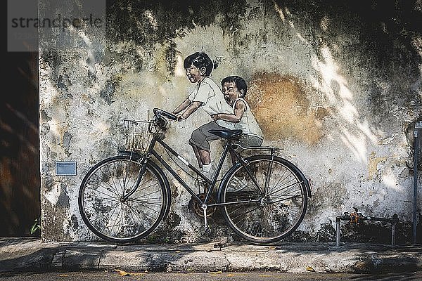 Kleine Kinder auf einem Fahrrad  Wandbild  Streetart  des litauischen Künstlers Ernest Zacharevic  George Town Festival 2012  Armenian Street  George Town  Penang  Malaysia  Asien