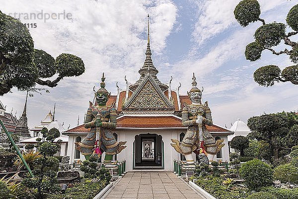 Tempel mit Tempelwächtern  Wat Arun  Tempel der Morgenröte  Bangkok  Thailand  Asien