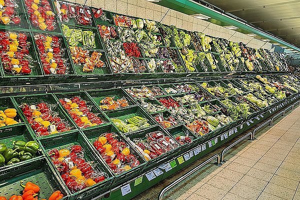 Regal mit verpacktem Gemüse im Supermarkt  München  Oberbayern  Bayern  Deutschland  Europa