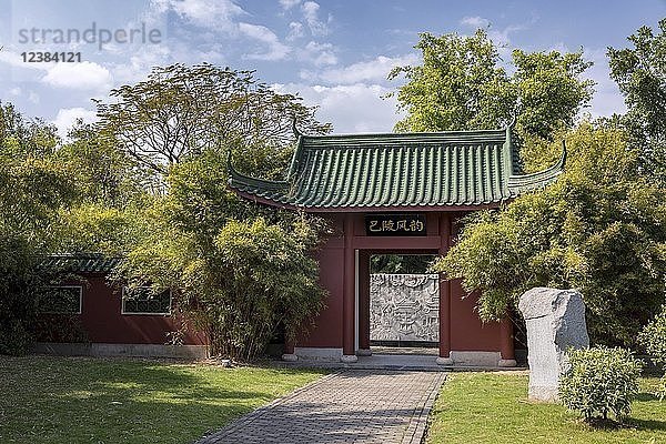Traditionelle chinesische Tür  Xiamen International Garden and Flower Expo Park  Bezirk Jimei  Xiamen  Fujian  China  Asien