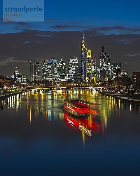 Lichtspur vom Boot vor Skyline  blaue Stunde  Osthafen  Frankfurt am Main  Hessen  Deutschland  Europa