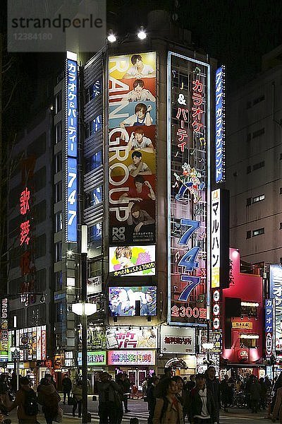 Bunte Leuchtreklame und Geschäfte  Nachtansicht  Stadtteil Shinjuku  Tokio  Japan  Asien