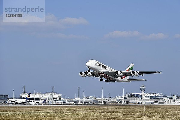 Emirates  Airbus  A380-800  Start  Startbahn Süd  im hinteren Bereich Terminal 1 mit Tower  Flughafen München  Oberbayern  Bayern  Deutschland  Europa