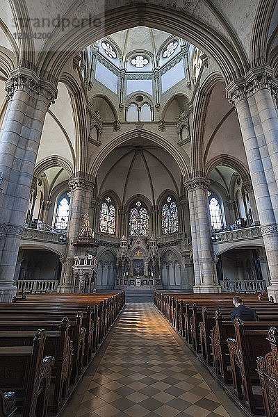 Innenraum mit Altarraum  Evangelische Pfarrkirche St. Lukas  auch Lukaskirche  München  Oberbayern  Bayern  Deutschland  Europa