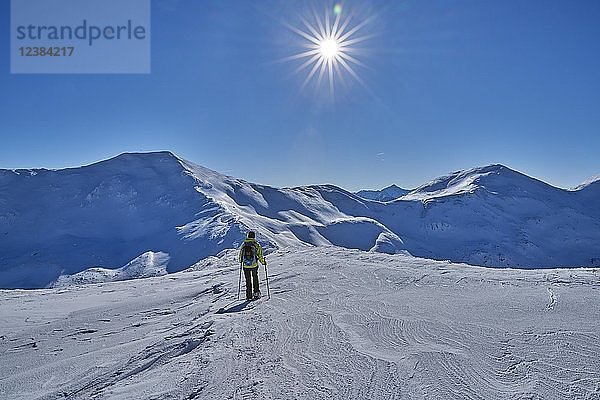 Brenner-Grenzkamm mit Schneeschuhwanderer  Obernberg  Tirol  Österreich  Europa