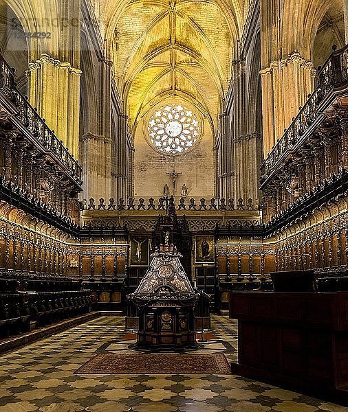 Chorraum mit Chorgestühl  Coro  Kathedrale von Sevilla  Catedral de Santa María de la Sede  Sevilla  Andalusien  Spanien  Europa