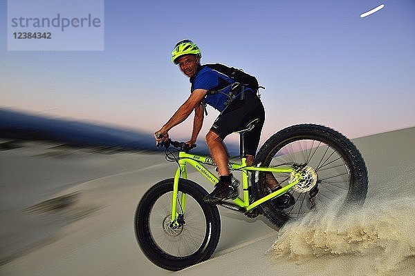 Radfahrer mit Fatbike auf Sanddüne  Plaat Beach  Naturschutzgebiet  De Kelders  Gansbaai  Westkap  Südafrika  Afrika