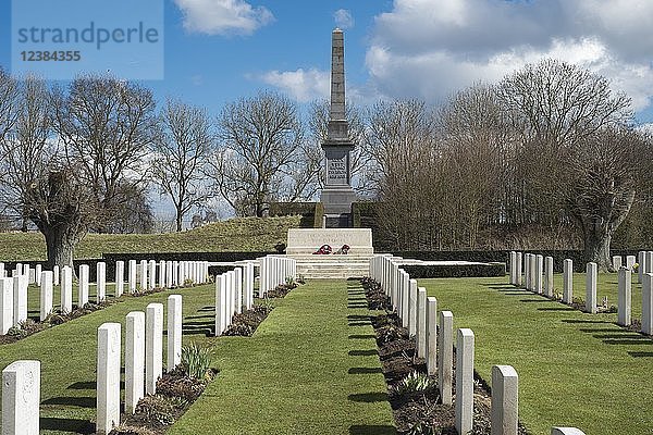 Friedhof und Obelisk  Britischer und kanadischer Soldatenfriedhof Essex Farm Cemetery  Erster Weltkrieg  Ypern  Westflandern  Belgien  Europa