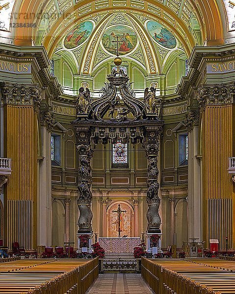 Kathedrale Maria Königin der Welt  Marie-Reine-du-Monde-Kathedrale  Altar und Ziborium oder Baldachin  Montreal  Quebec  Kanada  Nordamerika