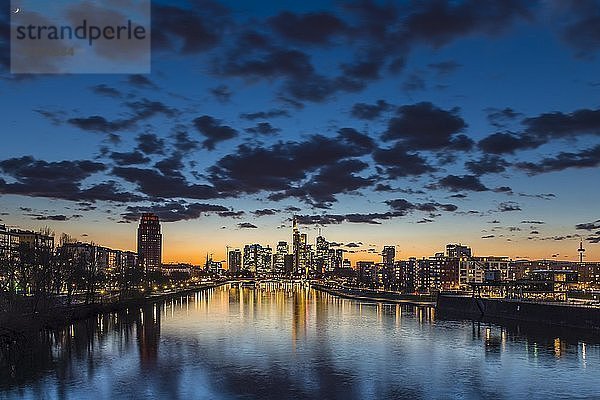 Skyline mit bewölktem Himmel bei Sonnenuntergang  Frankfurt am Main  Hessen  Deutschland  Europa