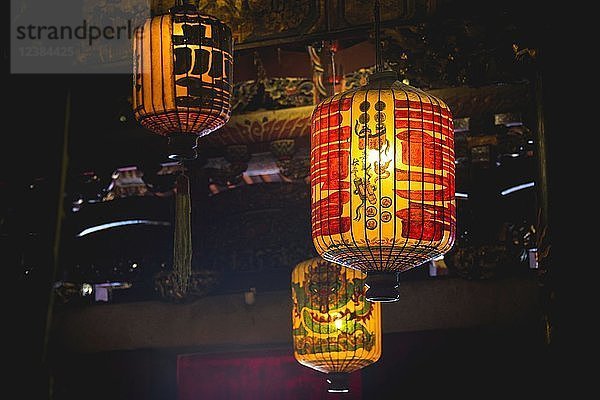 Traditionelle chinesische Laternen  die von der Decke hängen  Leong San Tong Khoo Kongsi  Chinesisches Clanhaus  Tempel  George Town  Penang  Malaysia  Asien