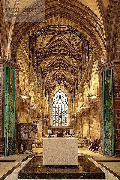 Altar mit Kirchenschiff  St. Giles Cathedral  Edinburgh  Schottland  Großbritannien