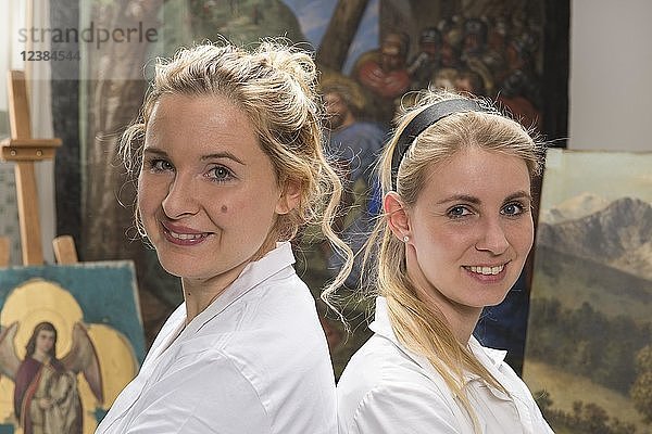Restaurierungsatelier  Frauen  Restauratorinnen stehen vor einem restaurierten Fastenschal  München  Bayern  Deutschland  Europa