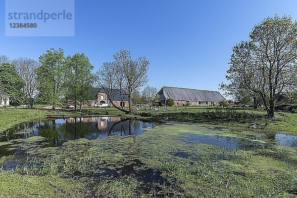 Teich  Scheune und Pferdestall von Gut Othenstorf  erbaut 1922  Mecklenburg Vorpommern  Deutschland  Europa