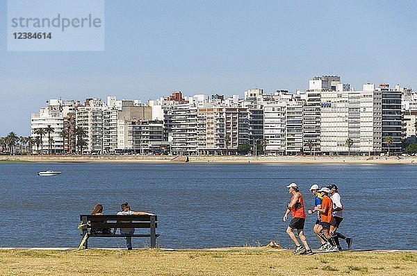 Jogger und Menschen auf einer Bank auf der Rambla  Promenade von Montevideo  Uruguay  Südamerika