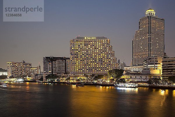 Lebua State Tower mit Hotel am Fluss Chao Praya  Abendaufnahme  Bangkok  Thailand  Asien