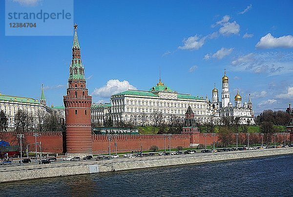 Moskauer Kreml mit Entschlafungskathedrale  Erzengel-Michael-Kathedrale und Glockenturm Iwan der Große  Moskauer Kreml  Moskau  Russland  Europa