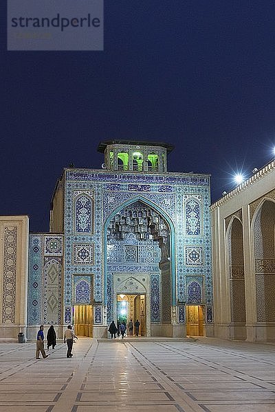 Eingang des Aramgah-e Shah-e Cheragh-Komplexes bei Nacht  Pilgerstätte und Mausoleum  Shiraz  Iran  Asien