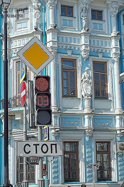 Ampel mit Zeitanzeige und ornamentaler Hausfassade  Moskau  Russland  Europa