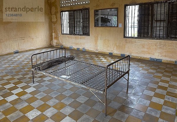 Bett im Verhörraum des S-21-Gefängnisses  Tuol Sleng Genocide Museum in Phnom Penh  Kambodscha  Asien