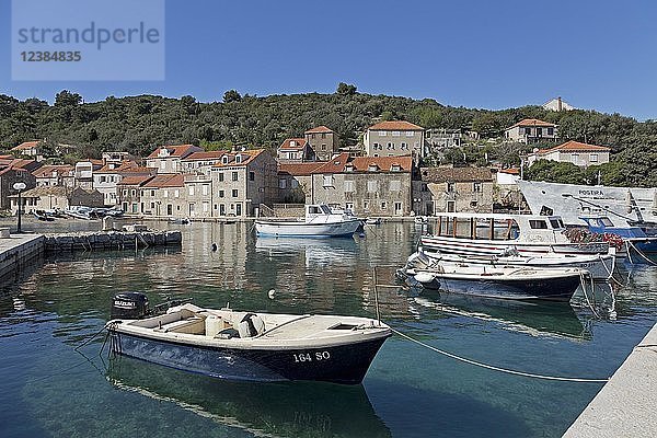 Hafen der Küstenstadt Sudurad  Insel Sipan  Elaphitische Inseln  Dalmatien  Kroatien  Europa