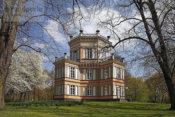 Haus Greiffenhorst im Frühling  Krefeld  Niederrhein  Nordrhein-Westfalen  Deutschland  Europa