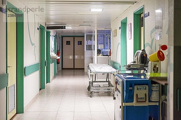Krankenhauskorridor mit einem Bett  das auf den nächsten Patienten wartet