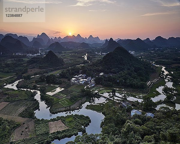 Sonnenuntergang über dem Li-Fluss  Berg Cuiping  Guilin  China  Asien