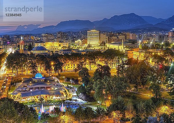 Rinia-Park und Stadtzentrum  Blick vom Sky Tower  hintere Umgebung mit Bergen  Abenddämmerung  Tirana  Albanien  Europa