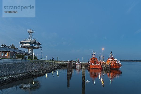 Lotsenboote und Kontrollturm der Verkehrsleitzentrale an der Mündung der Trave  Travemünde  Ostsee  Schleswig-Holstein  Deutschland  Europa