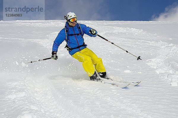 Skifahrer  Abfahrt im Pulverschnee  Abruzzen  Italien  Europa