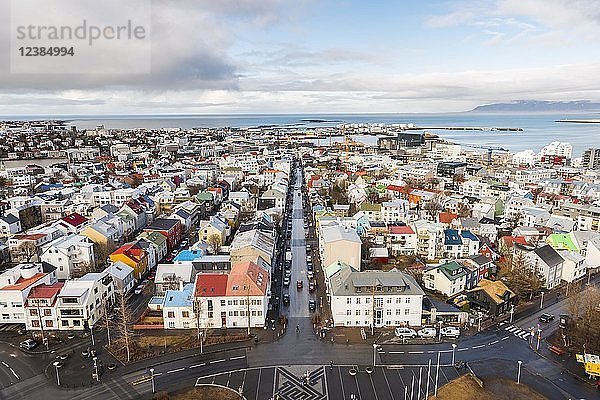 Straßen und Häuser  Blick von der Kirche von Hallgrímur auf Reykjavik und die Halbinsel Snaefellsnes  Höfudborgarsvaedid  Island  Europa
