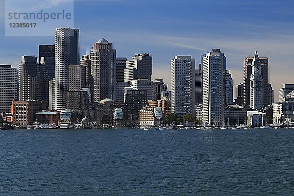 Blick vom Hafen von Boston auf die Skyline der Stadt  Boston  Massachusetts  USA  Nordamerika