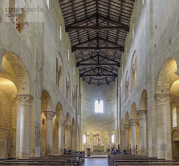 Innenansicht  Abteikirche Abbazia di Sant'Antimo  bei Montalcino  Toskana  Italien  Europa