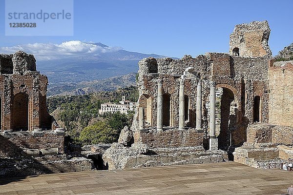 Teatro Greco aus dem 3. Jahrhundert n. Chr. mit Blick auf den Vulkan Ätna  griechisches Theater  Taormina  Provinz Messina  Sizilien  Italien  Europa