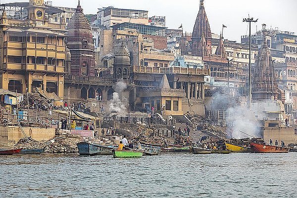 Manikarnika Ghat  Hauptverbrennungsplatz an den Ghats des Ganges  Varanasi  Uttar Pradesh  Indien  Asien