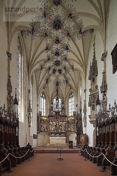 Chorraum mit Chorgestühl und Hochaltar  Schrein und Predella  Kloster  Klosterkirche in Blaubeuren  Schwäbische Alb  Baden-Württemberg  Deutschland  Europa
