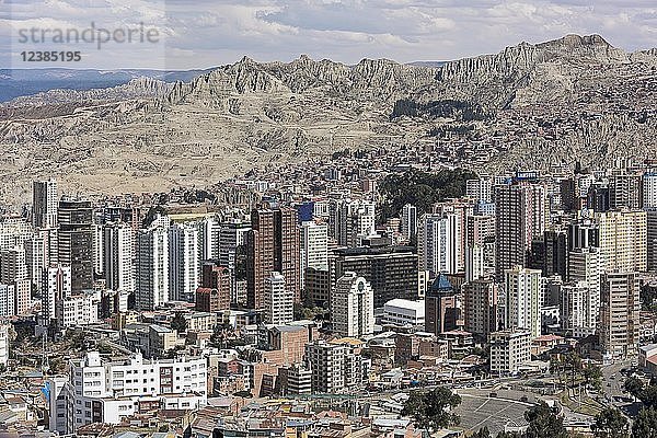 Blick auf die Stadt mit Wolkenkratzern vor kargen Bergen  La Paz  Bolivien  Südamerika