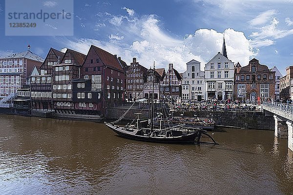 Ehemaliger Hafen am Stint mit historischen Altstadthäusern  davor Nachbildung der Schute Salzewer  Lüneburg  Niedersachsen  Deutschland  Europa