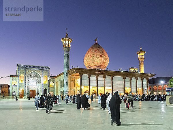Aramgah-e Shah-e Cheragh-Komplex in der Abenddämmerung  Pilgerstätte und Mausoleum  Shiraz  Iran  Asien
