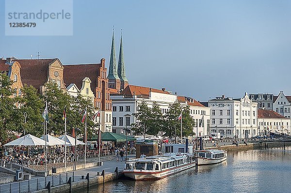 Liegeplatz an der Trave  Altstadt mit Dom  Lübeck  Schleswig-Holstein  Deutschland  Europa