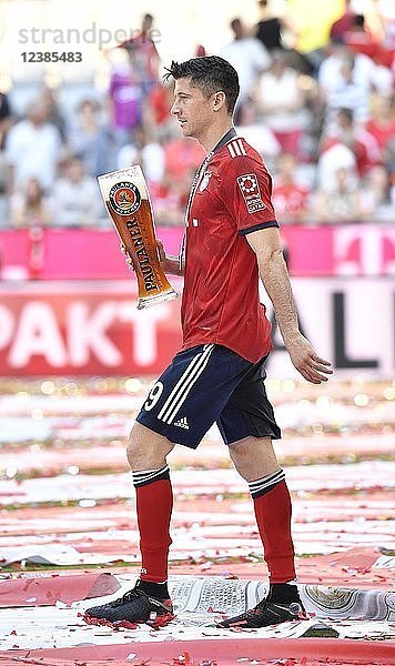 Robert Lewandowski FC Bayern München mit Paulaner Weizenbier zur Bierdusche  Allianz Arena  München  Bayern  Deutschland  Europa