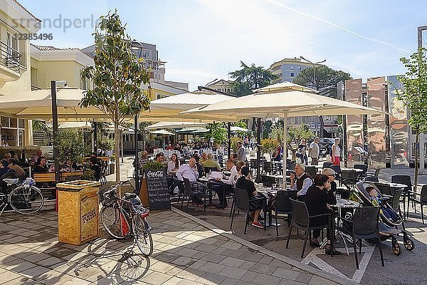 Café  Avni-Rustemi-Platz  Sheshi Avni Rustemi  Stadtzentrum  Tirana  Albanien  Europa