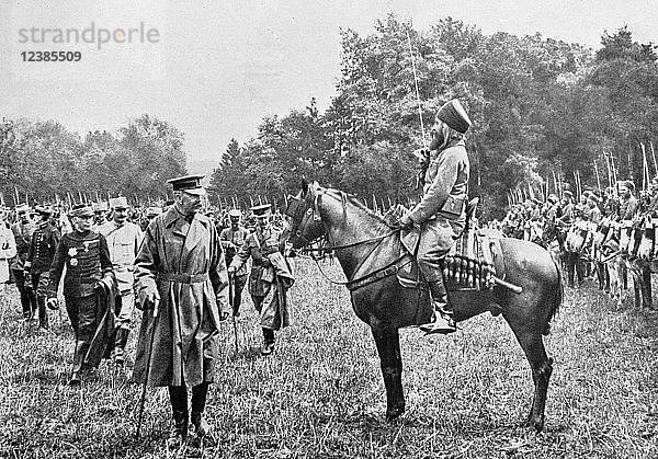 Feldmarschall Lord Kitchener inspiziert die afrikanischen Truppen  1915