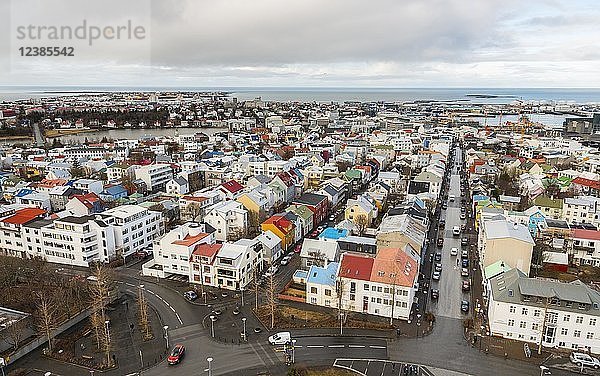 Straßen und Häuser  Blick von der Kirche von Hallgrímur auf Reykjavik und die Halbinsel Snaefellsnes  Höfudborgarsvaedid  Island  Europa
